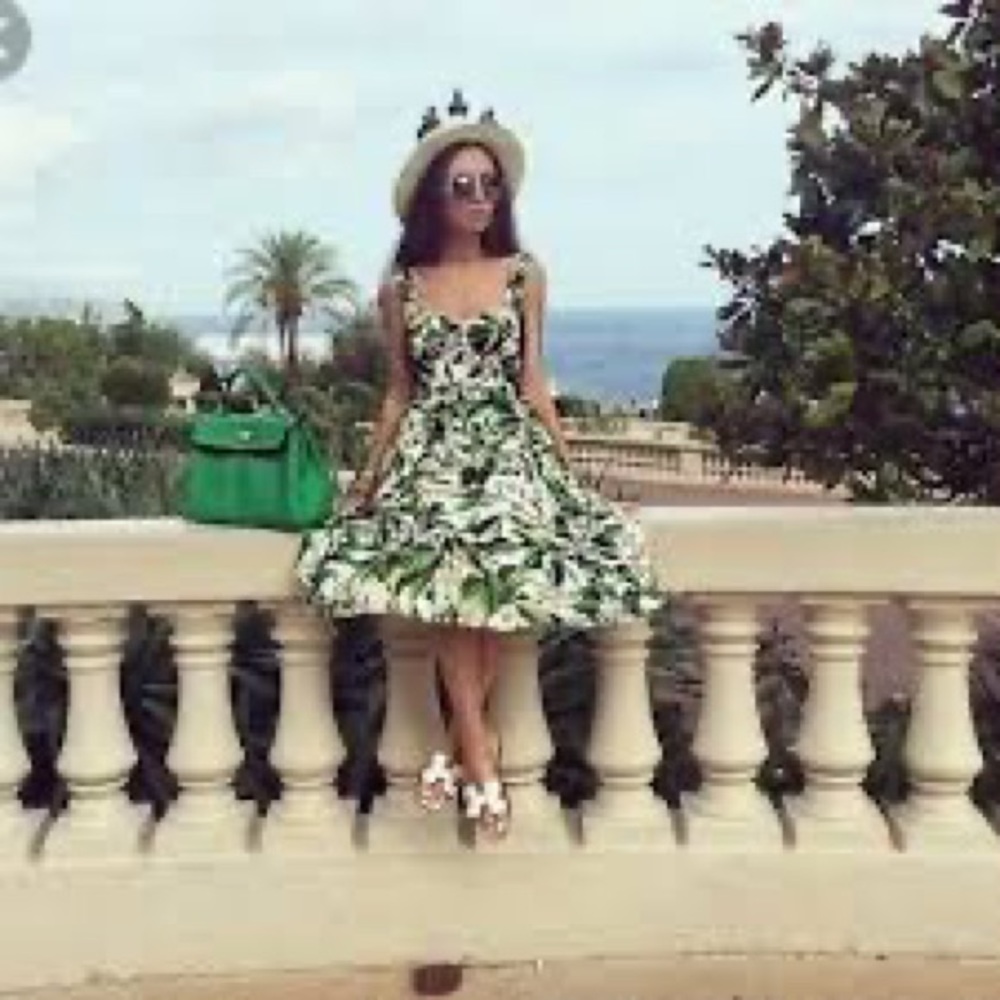 Dolce Gabbana lemon blossoms dress in size IT 40. Fits like a US size 2 or 4.